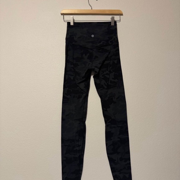 Lululemon camo 7/8 length pants size 2 - Picture 2 of 2